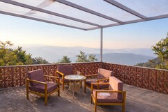 Artistic Mountain Room for 3 - Haus of Shizu Stay