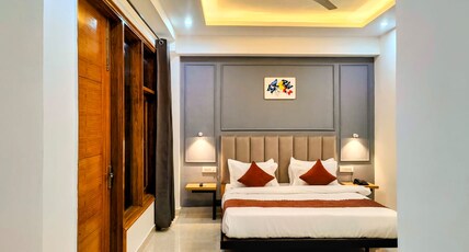 Hotel Mavens House - Near Artemis Hospital Room Type - Deluxe Room with Balcony Hotel Mavens House - Near Artemis Hospital Room Type - Deluxe Room with Balcony