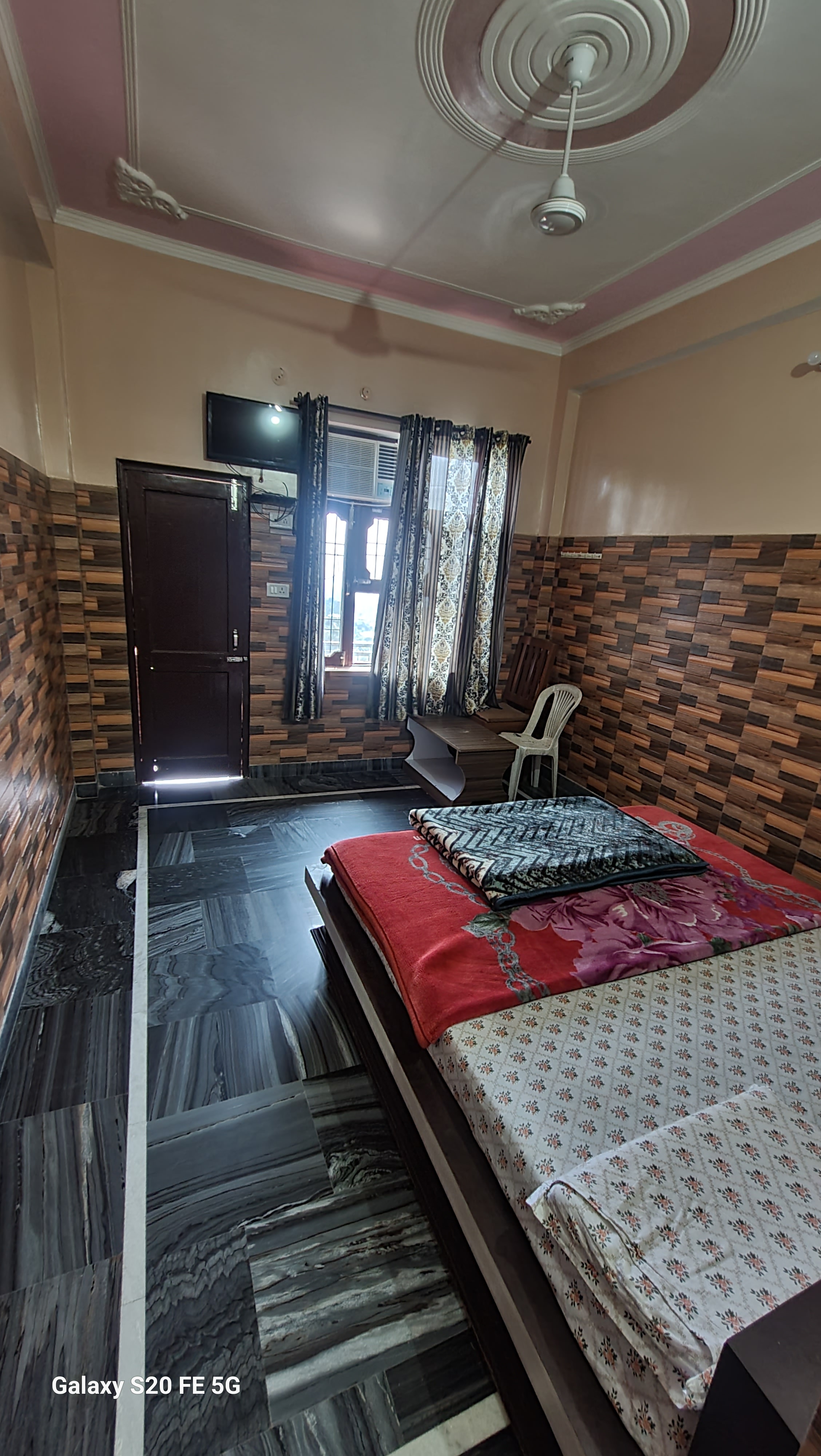 Subhdra Guest House Chintpurni - Tap to explore photos