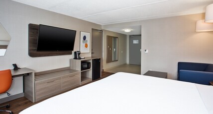 Holiday Inn Express & Suites Kingston Central Room Type - 1 King Standard Mobil Access Roll Shwr