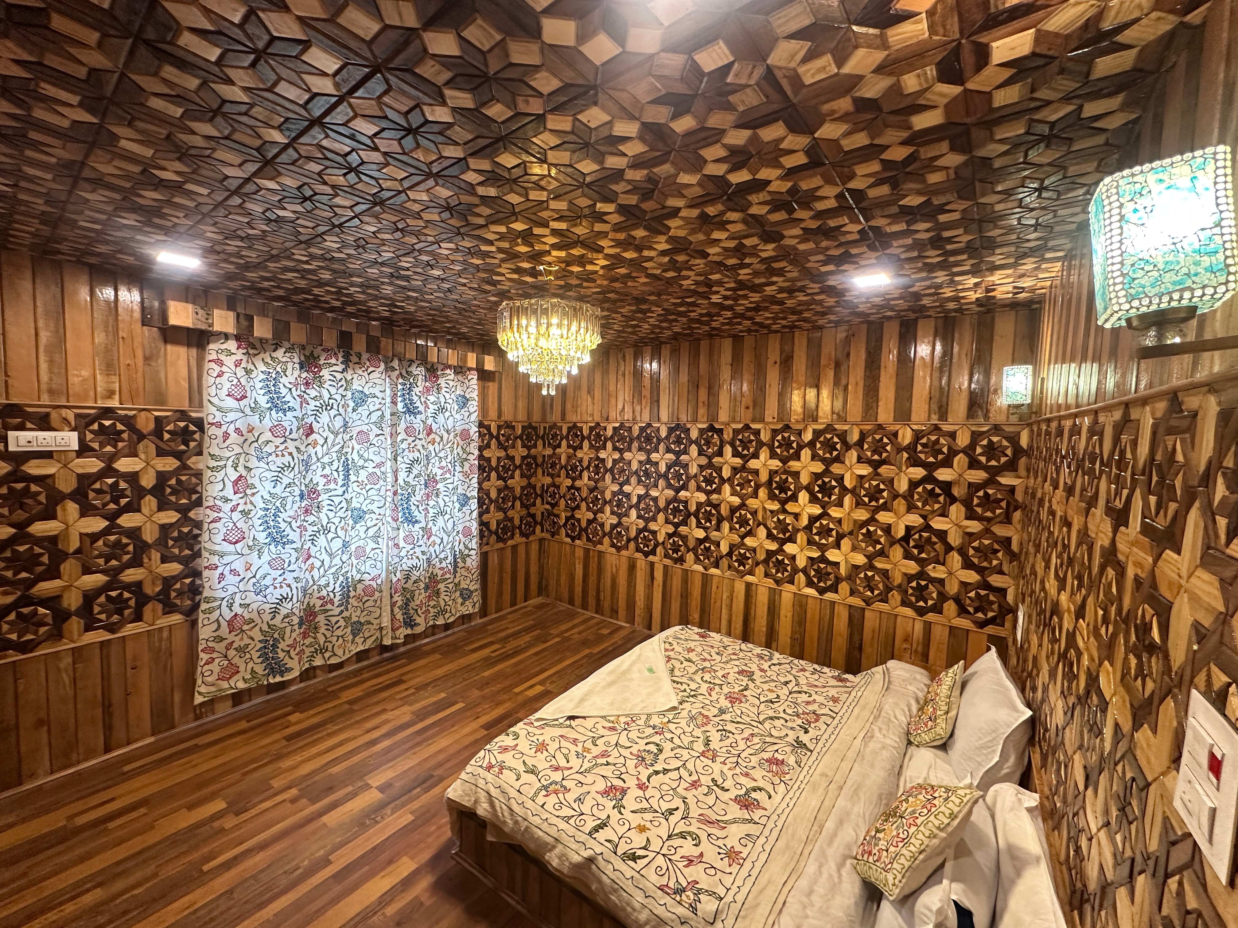 Hotel Himalayan Discover Resort - Tap to explore photos