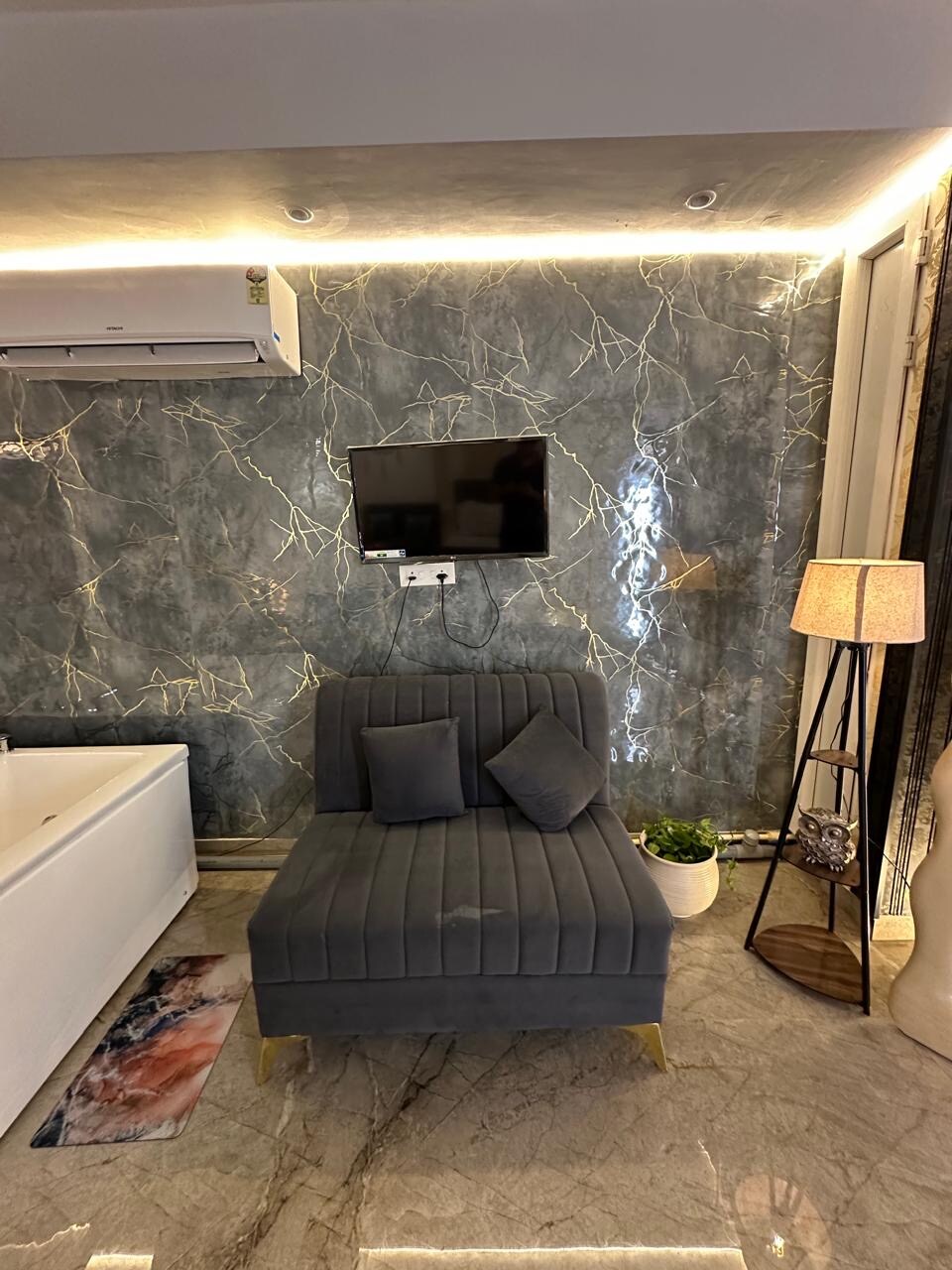 The Cozy Jacuzzi Retreat - Tap to explore photos