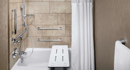 DoubleTree by Hilton Nashua Room Type - 1 KING MOBILITY ACCESS TUB