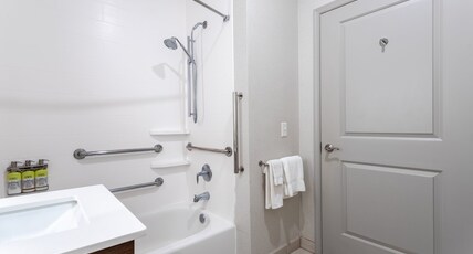 Holiday Inn Express Annapolis - Kent Island Room Type - 1 King Bed Standard Comm Accessible Tub