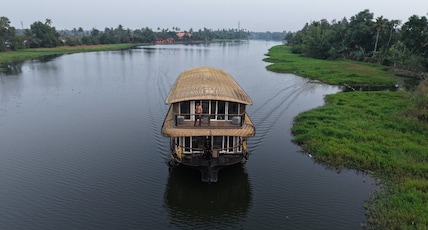Winterfeel Luxury Cruises by Neon Nest Hotels Room Type - Premium Room in Sharing House Boat - Full Time Ac Winterfeel Luxury Cruises by Neon Nest Hotels Room Type - Premium Room in Sharing House Boat - Full Time Ac
