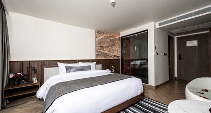 We Hotel Riverfront Room Type - Premier Corner room with Bathtub