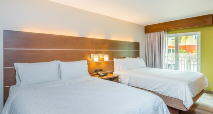 Holiday Inn Express Hotel & Suites Bradenton West Room Type - 2 Queen Standard Communications Accessible