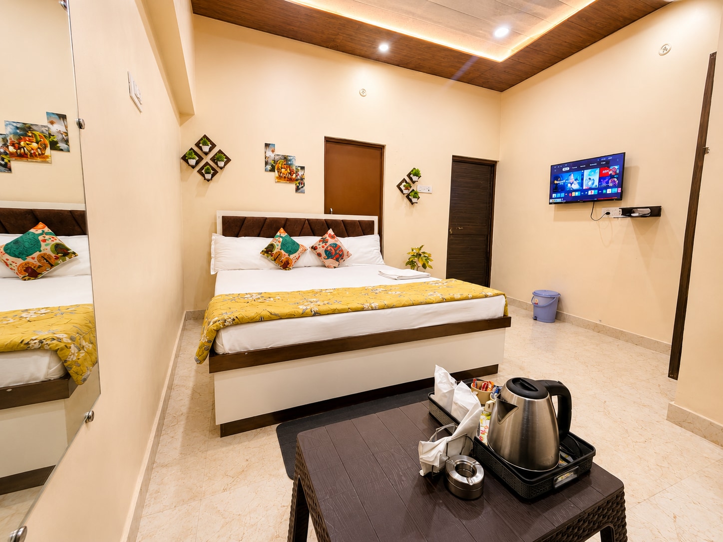 Thakur Homestay- Your Serenity in Varanasi - Tap to explore photos