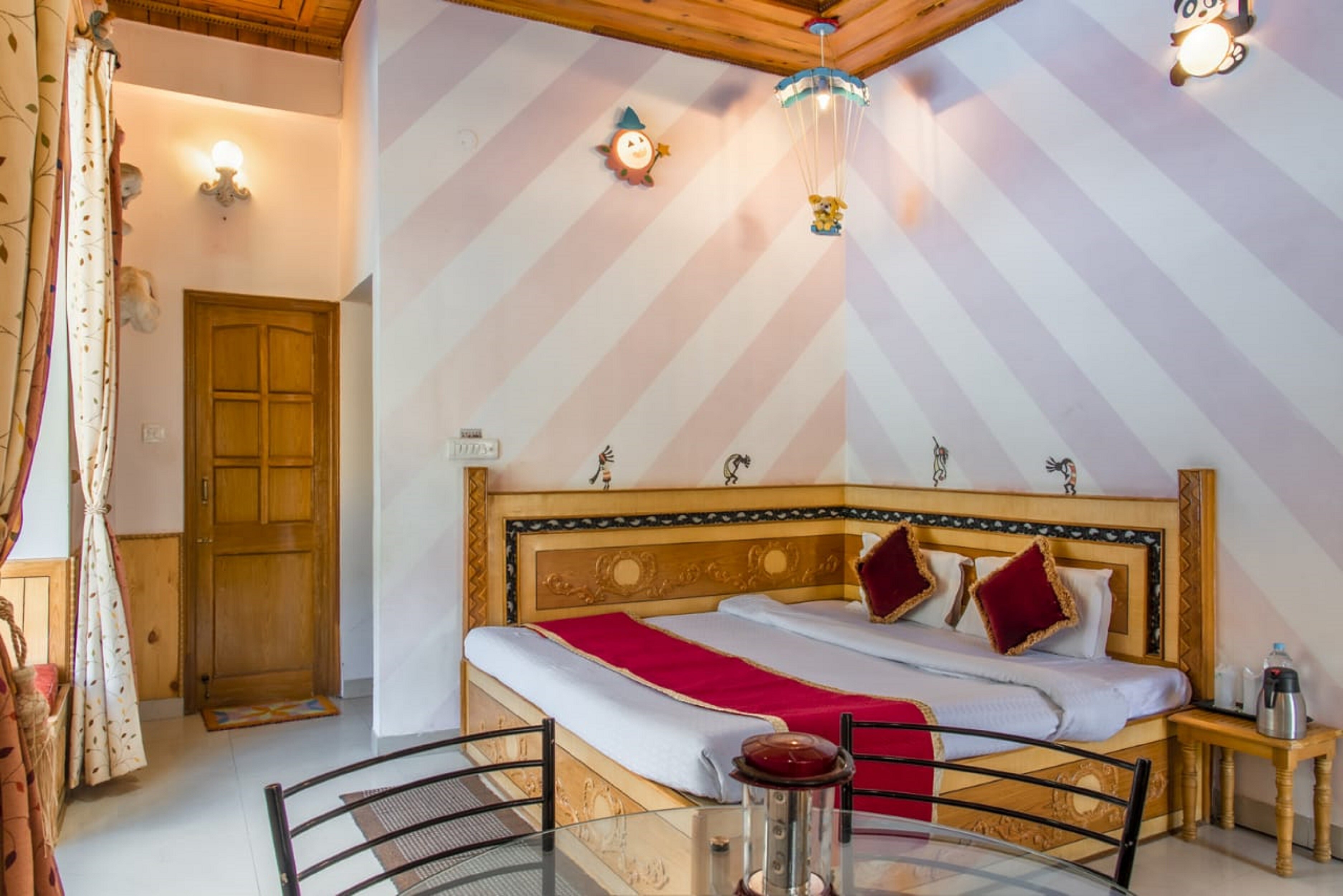 Ram Cottage Chail 3 BHK Villa with Lawn and Parking - Tap to explore photos