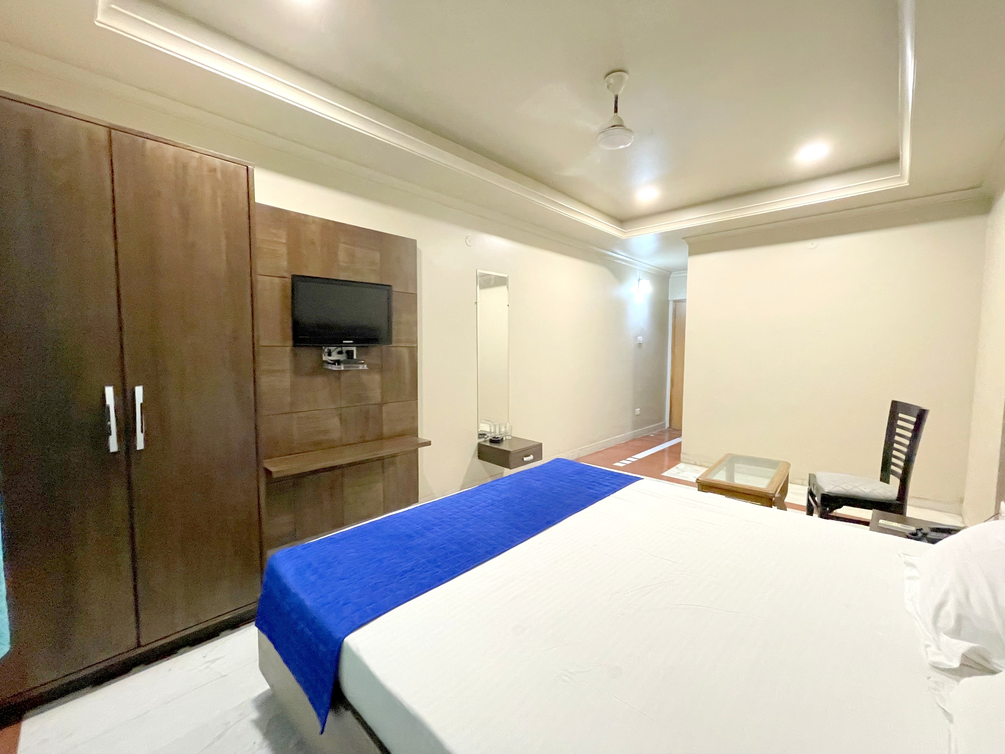 Hotel Elite - Tap to explore photos