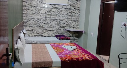 Hotel Siddhi Vinayak Room Type - DELUX TRIPLE BED ROOM