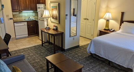 Staybridge Suites INDIANAPOLIS-CARMEL, an IHG hotel Room Type - 1 Queen Studio Suite Mobil Access Tub