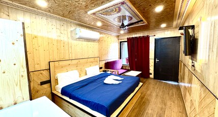 Hotel Capri @ Mall Road Room Type - Premium AC Room with Lake View (2nd Floor)