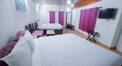 Hotel The Royale Oaks 5 min. level Walk to Mall Road Room Type - Family Room with balcony Hotel The Royale Oaks 5 min. level Walk to Mall Road Room Type - Family Room with balcony