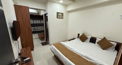 Sumukh Hotel Room Type - Deluxe Room with Air Conditioning