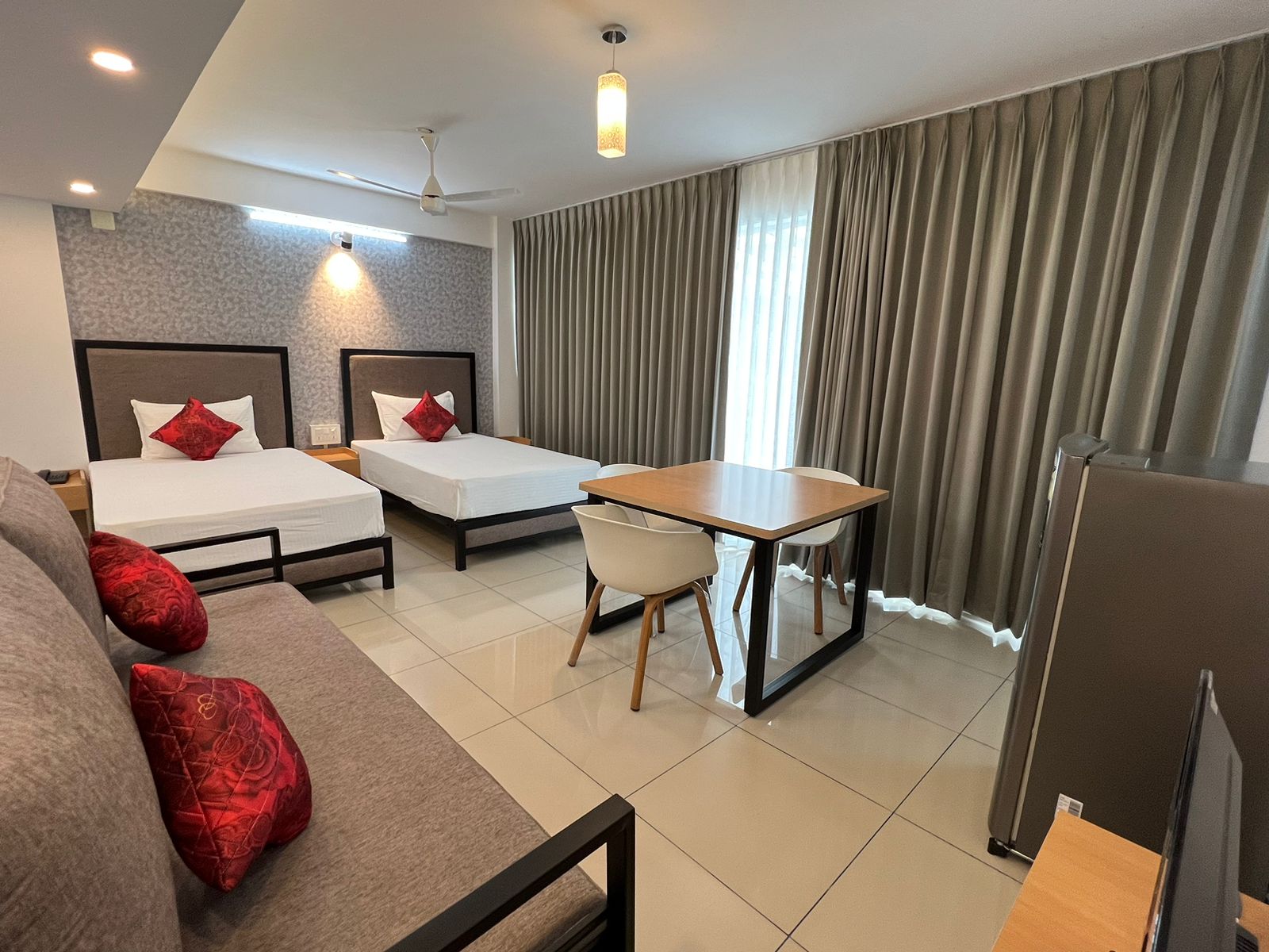 The White Orchid Luxury Apartment - Tap to explore photos