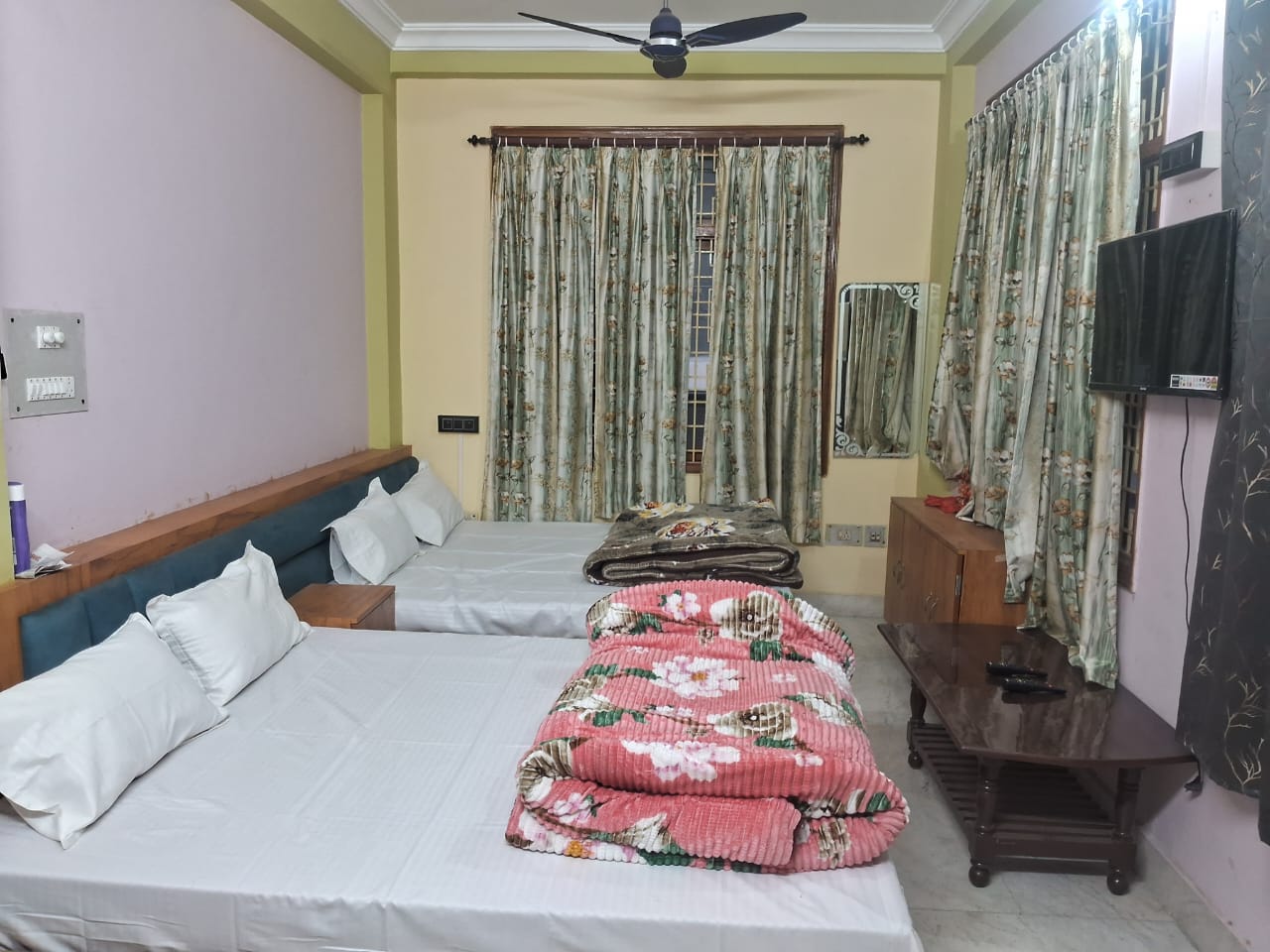 Shri Radhakunj Guest house - Tap to explore photos