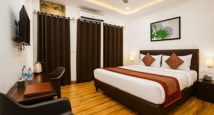 Hotel Lake Star Bistro Room Type - Luxury Room with Monsoon Palace View