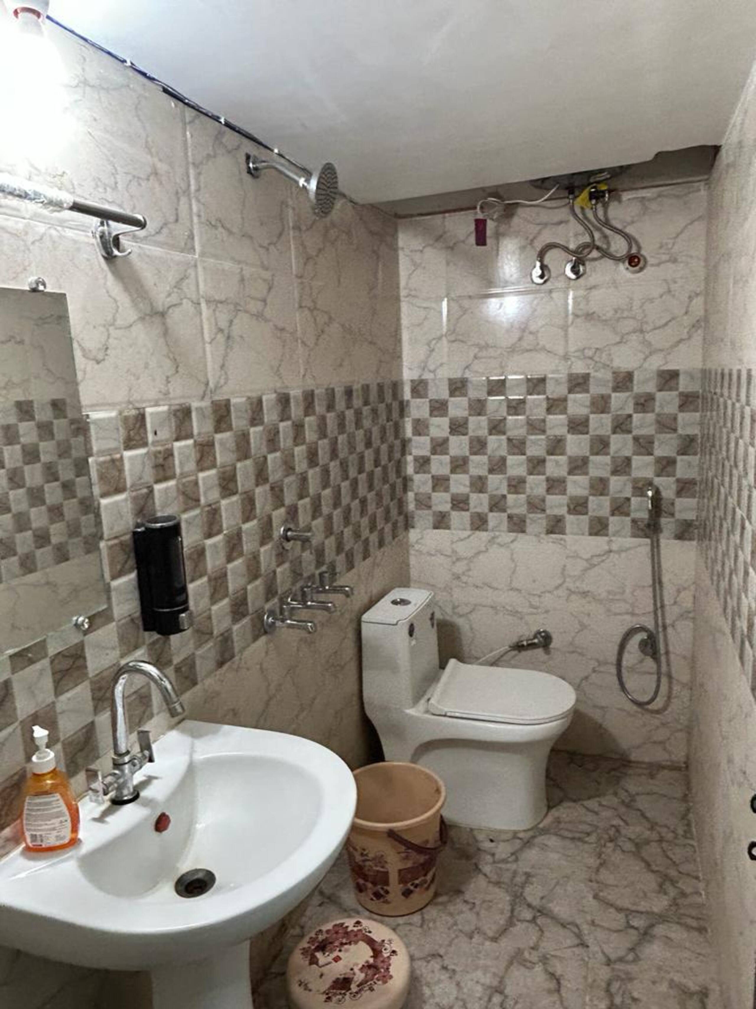 Ayodhya Comfortable Stay Near Ram Mandir - Tap to explore photos