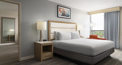 DoubleTree by Hilton Virginia Beach Room Type - 1KING 2 ROOM SUITE NONSMOK