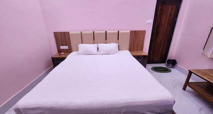 Saha Guest House & Restaurant Room Type - Double Deluxe Room