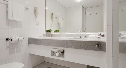 Mercure Melbourne Albert Park Room Type - Premium Room with 1 King Bed