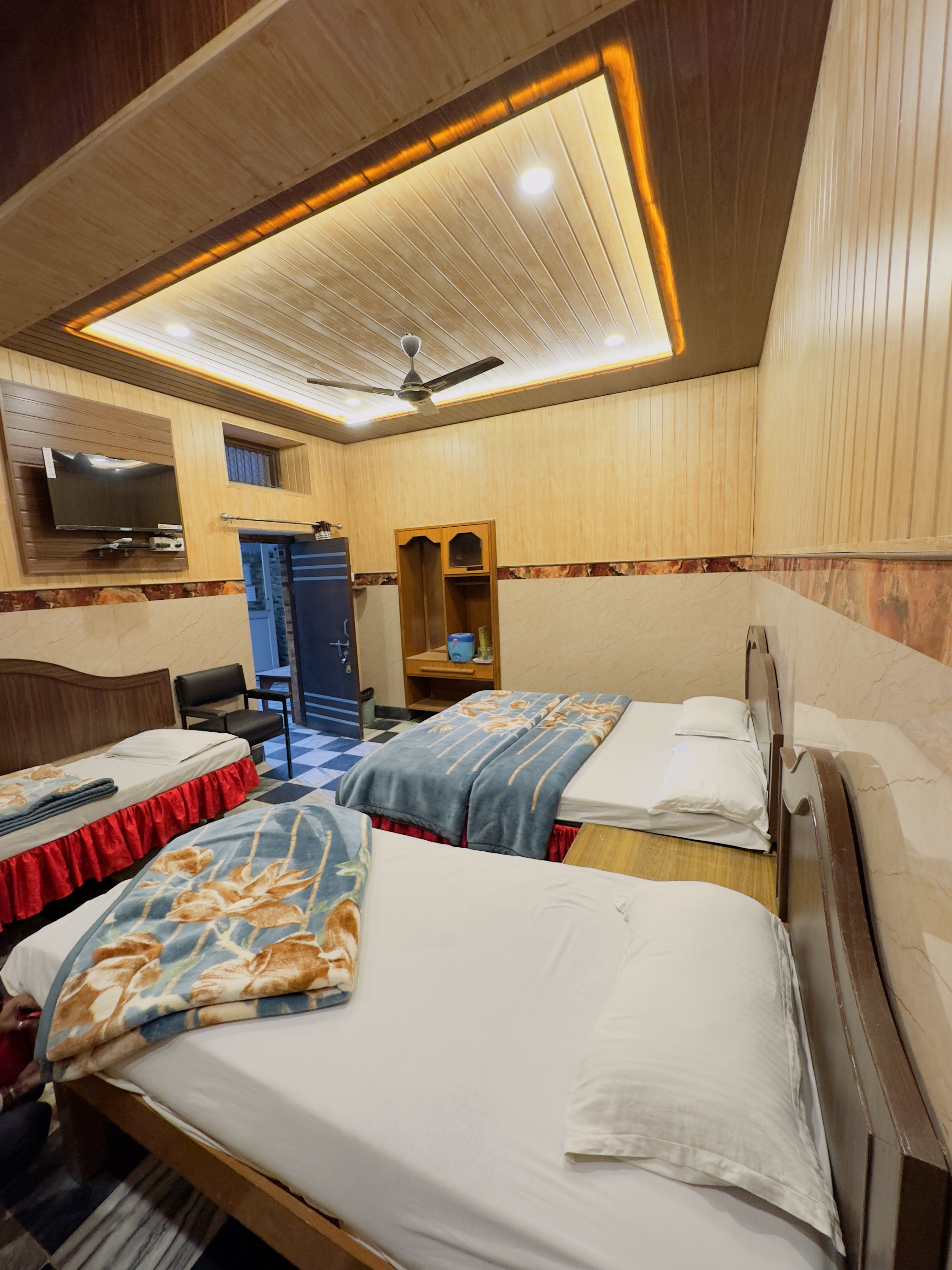 Shri Ganesh Hotel, 200 meters from nakki lake Room Type - Family 4 Bed Non AC
