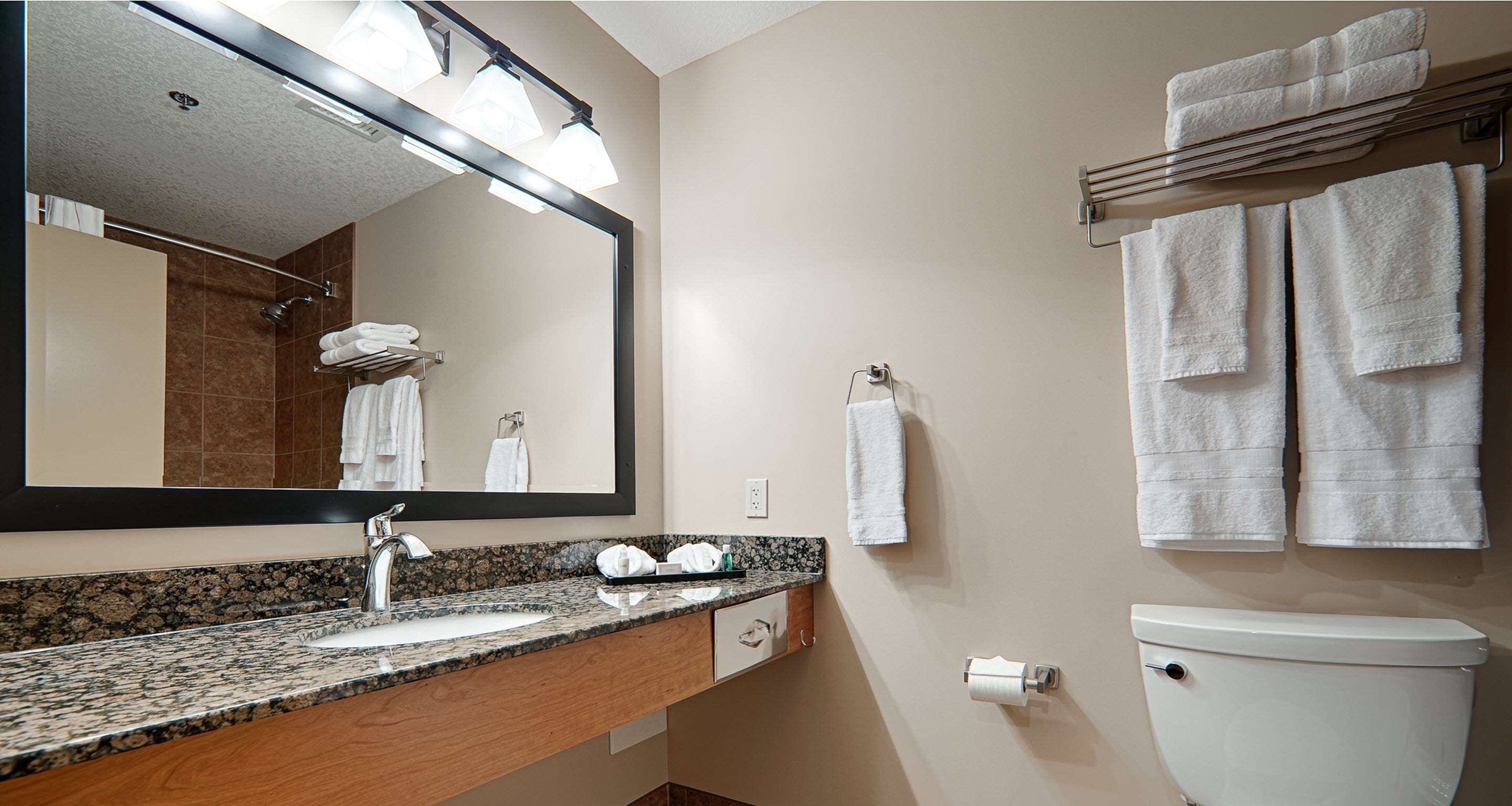 Best Western Plus Chateau Inn Sylvan Lake - Tap to explore photos