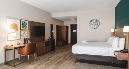 Holiday Inn HOU ENERGY CORRIDOR ELDRIDGE Room Type - 1 King Standard Communications Mobility Access Tub Holiday Inn HOU ENERGY CORRIDOR ELDRIDGE Room Type - 1 King Standard Communications Mobility Access Tub