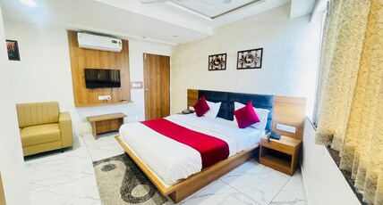 HOTEL LONGSTAY Room Type - Double Bed Super Deluxe Room