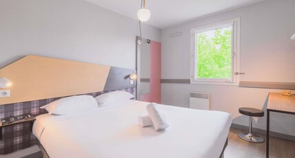 Greet Hotel Annecy Cran Gevrier Room Type - PURE Room with a double bed