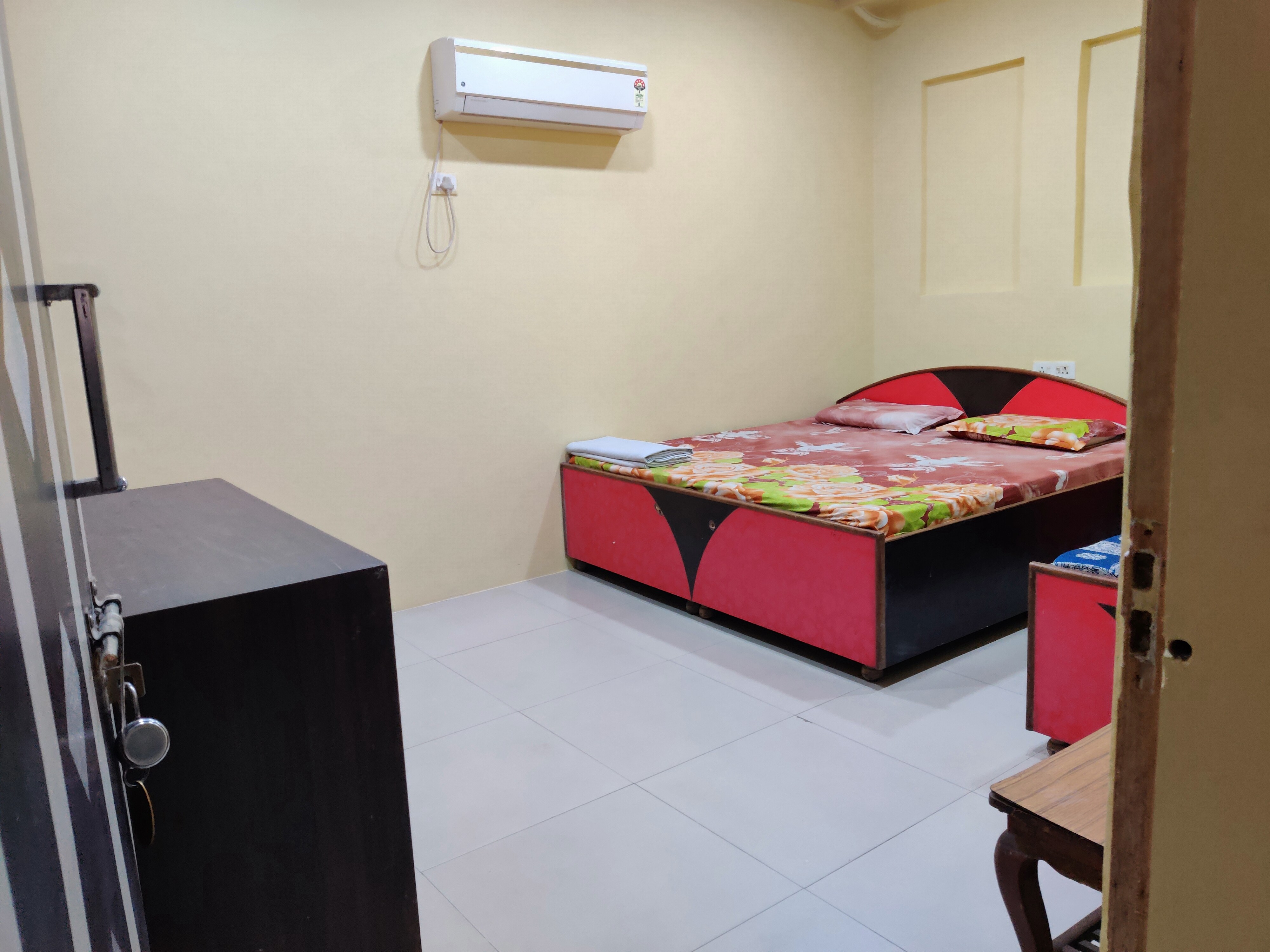 Yash Guest House - Tap to explore photos