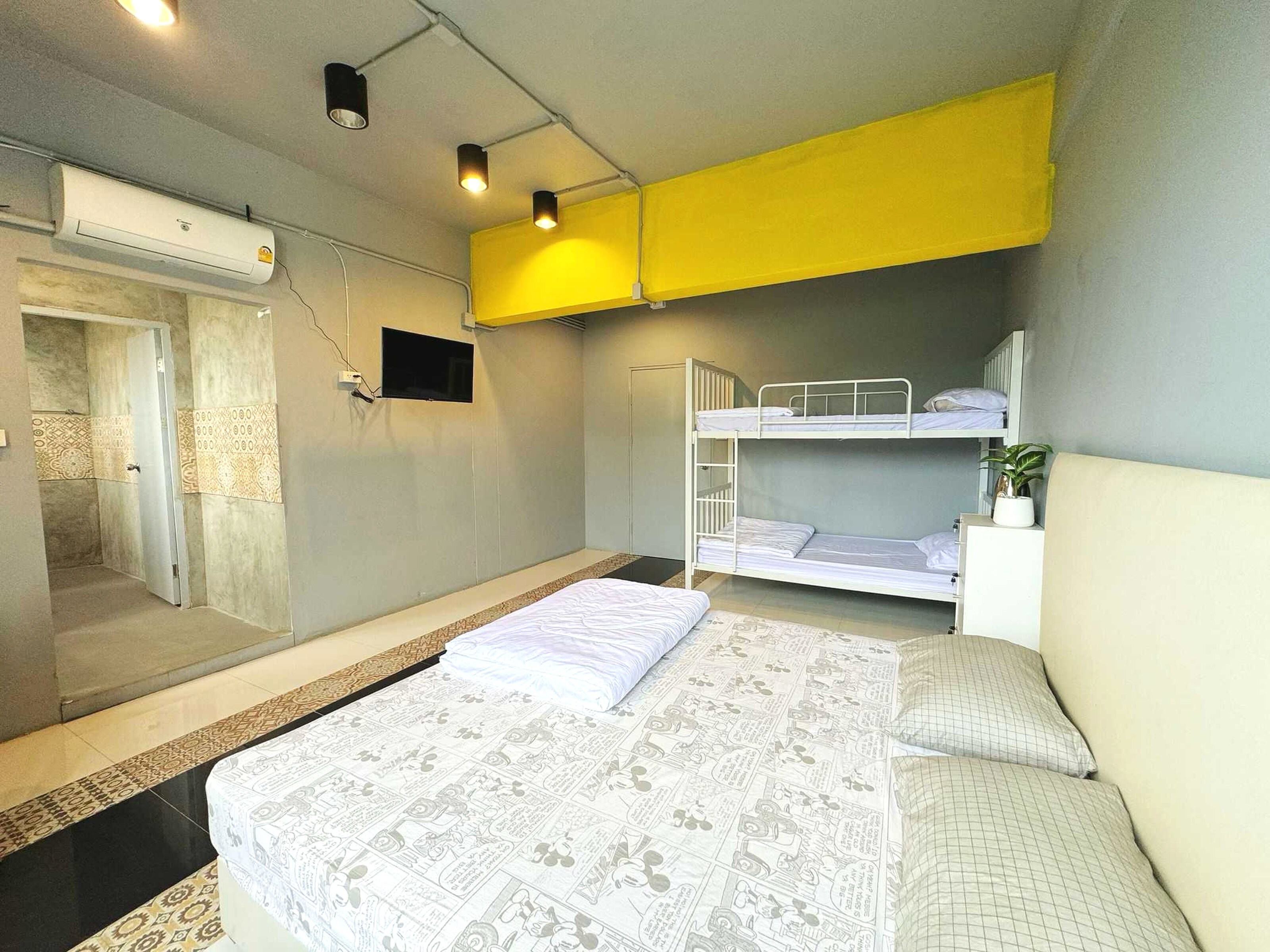 OYO 75465 Lucky Hostel (Huai Khwang) - Tap to explore photos