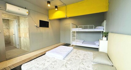 OYO 75465 Lucky Hostel (Huai Khwang) Room Type - Thailand Family Suite