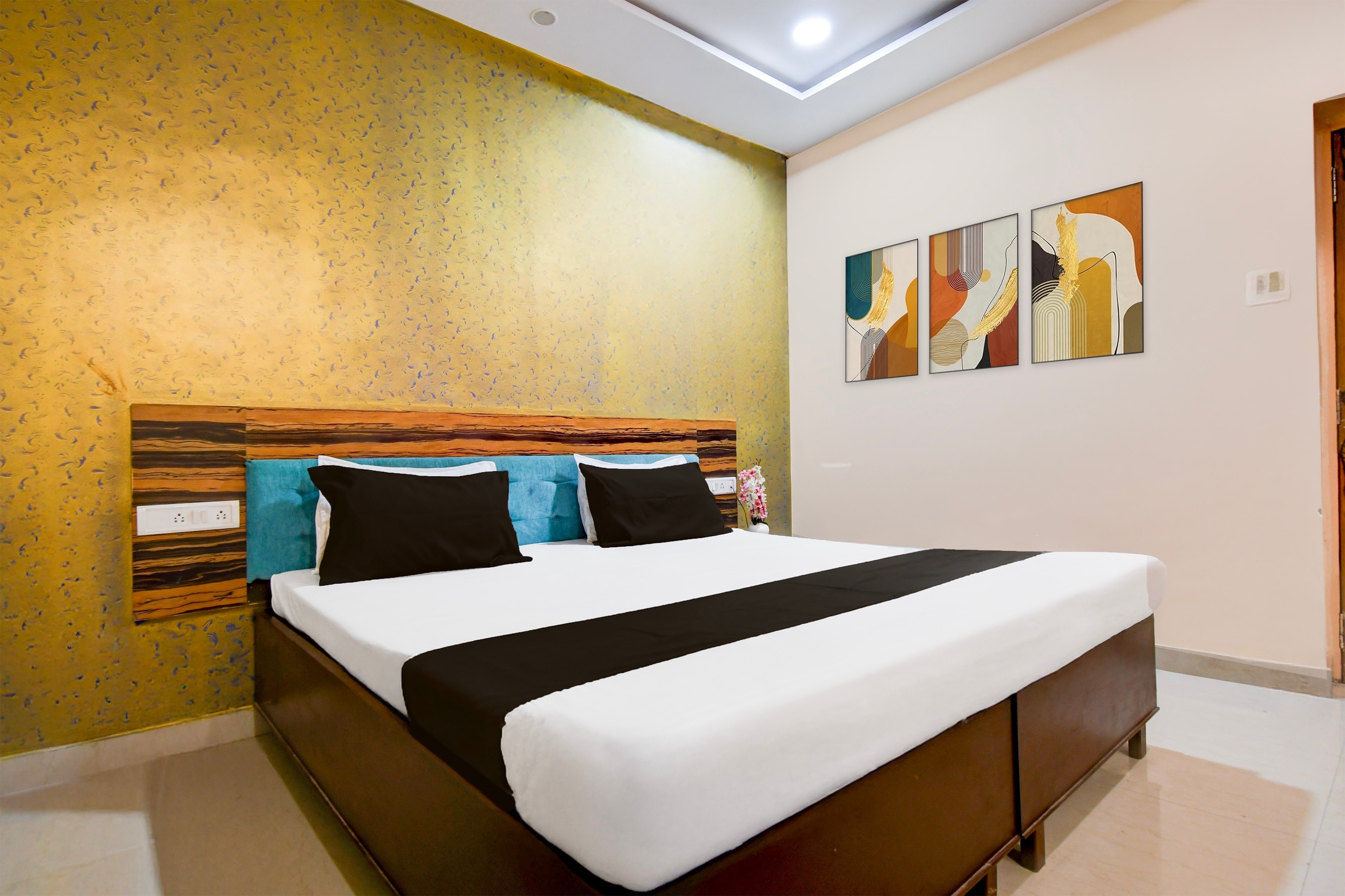 Super Hotel O The Grand Patliputra - Tap to explore photos