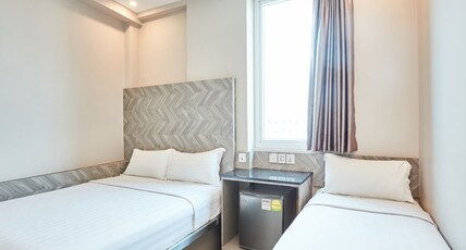 ibis Budget Singapore Ruby Room Type - Superior Room with 1 Double Bed and 1 Single Bed
