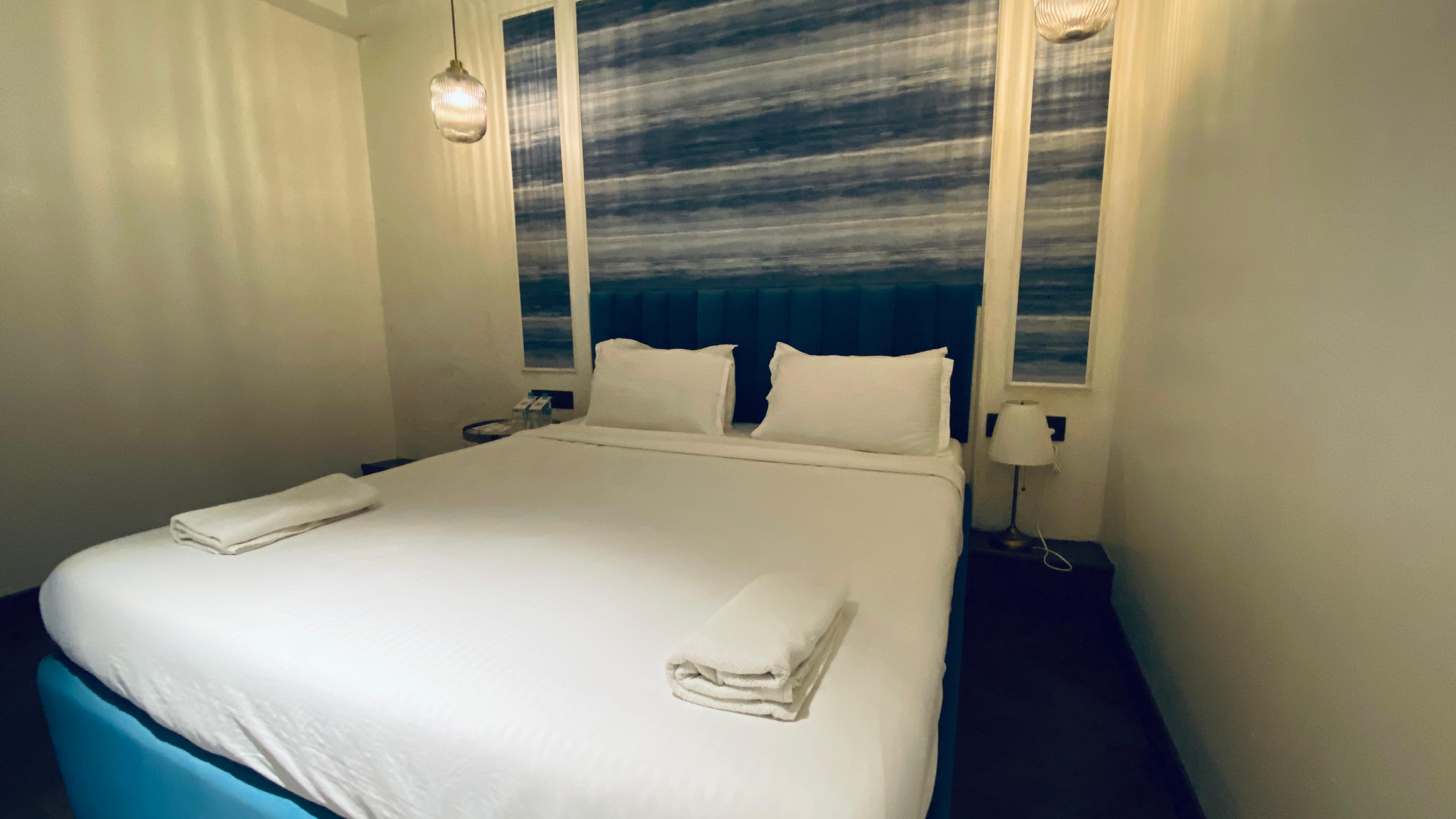 Palm Breeze Hotel - Colaba - Tap to explore photos