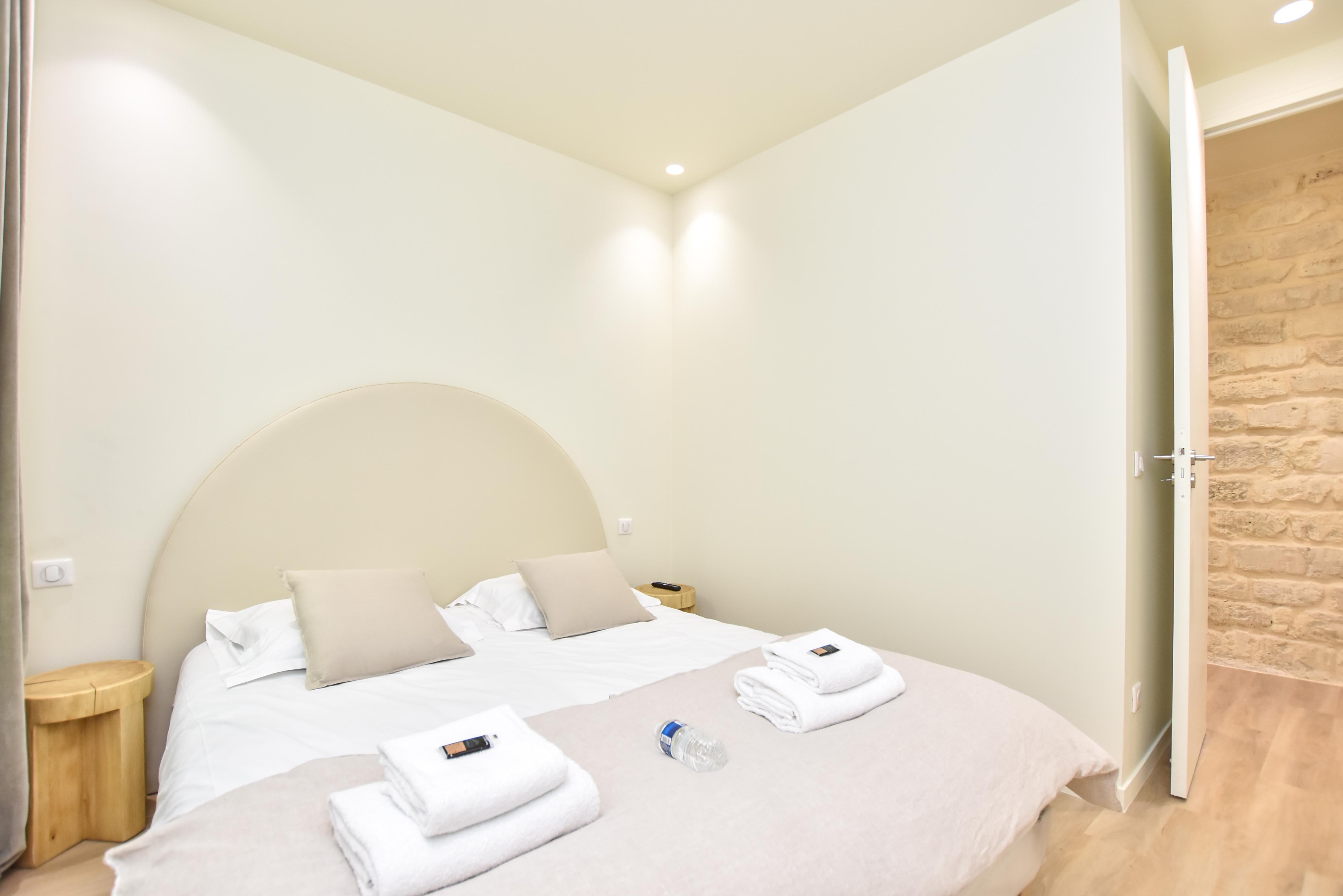Spacious apartment - 3BR/8P - Moulin Rouge - Tap to explore photos