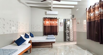 Omkar Homestay 400m from Dwarkadhish Temple. Room Type - AC Room