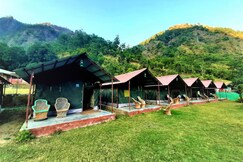 Camp Crossfire | Rooms & Pool