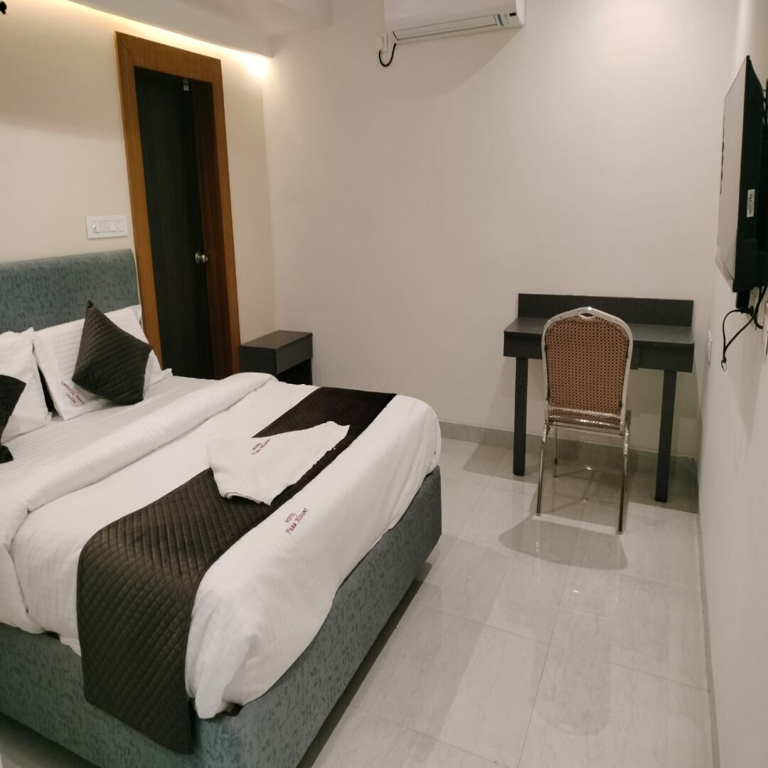 Hotel Paramount - Tap to explore photos