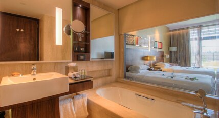 Hilton Jaipur Room Type - 2 Twin Beds Deluxe Room With Terrace And Bathtub And Lounge Access