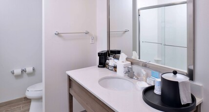 Hampton Inn & Suites by Hilton Shelby Room Type - 2 QNS MICROWV FRIDGE NS