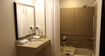  Holiday Inn Express Pittsburgh E - Waterfront Dr, an IHG Hotel Room Type - 1 King Bed Standard Mobil Access Tub
