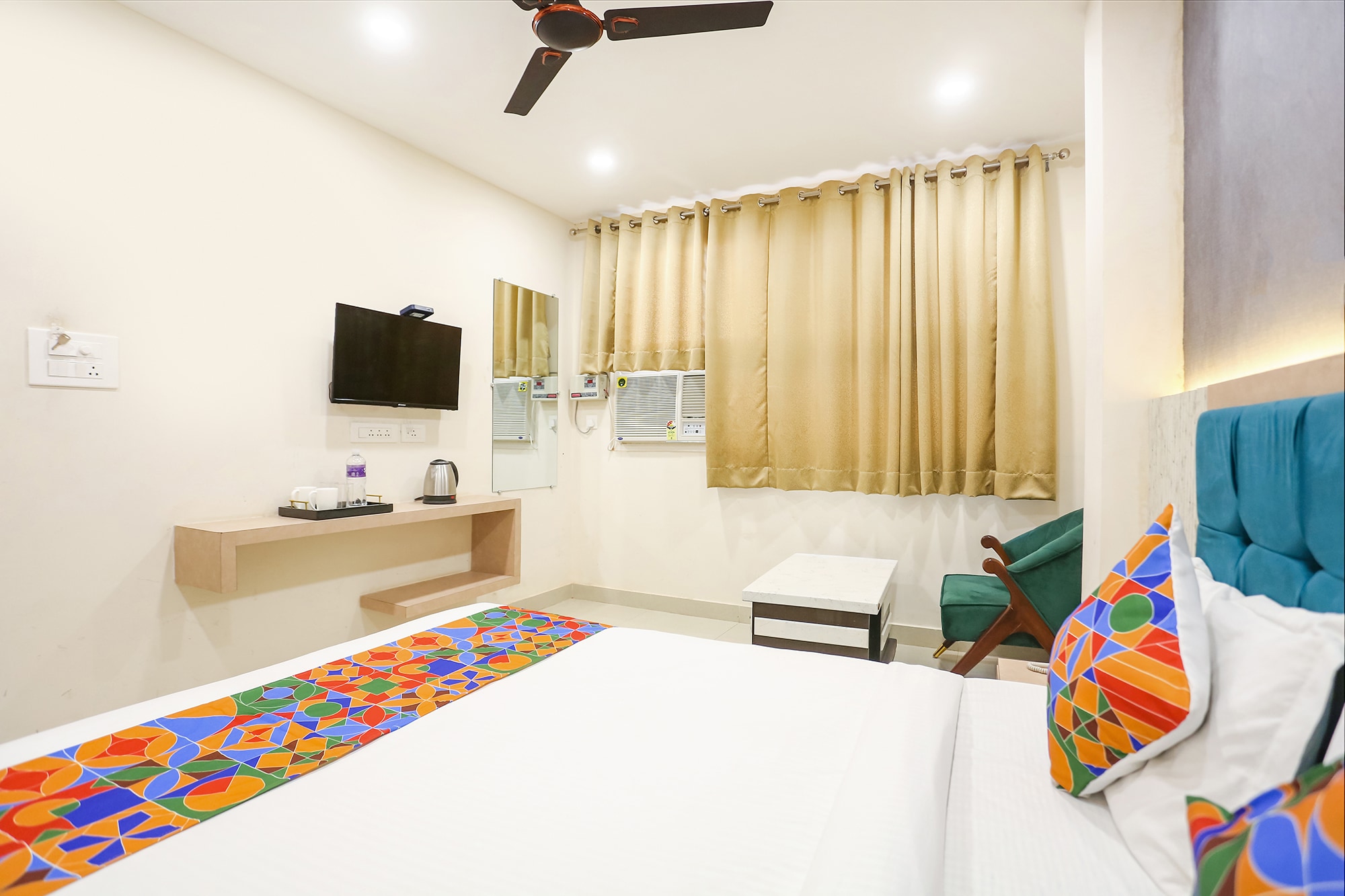 FabHotel Hari Kunj - 900m from Kashi Vishwanath Temple - Tap to explore photos