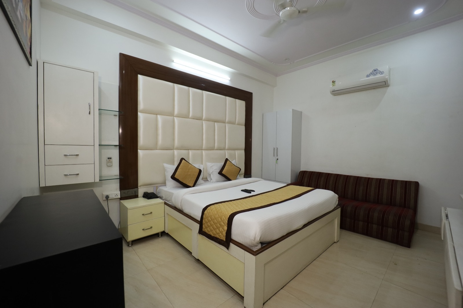 Hotel The 11 Inn- Jaipur - Tap to explore photos