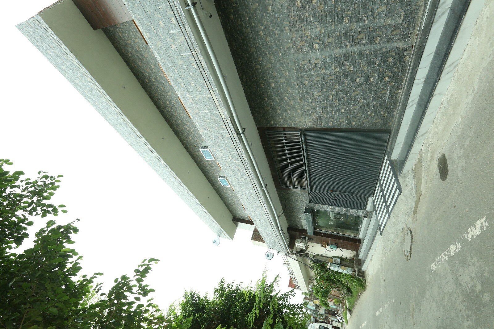 Leo Inn - Tap to explore photos