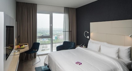 Liberty Central Saigon Riverside Hotel Room Type - Signature Double or Twin room with River view Liberty Central Saigon Riverside Hotel Room Type - Signature Double or Twin room with River view