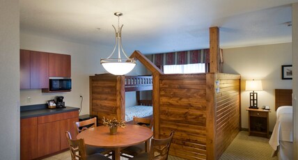 Holiday Inn Purdue - Fort Wayne Room Type - 1 King 1 Bunk Suite