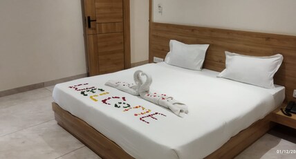 Hotel Rajshree & Bhojnalaya Room Type - Super Deluxe Room